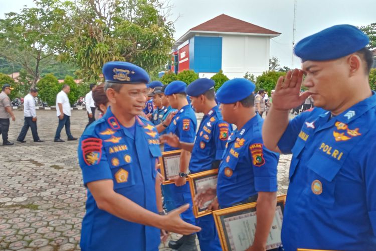 Kapolda Bangka Belitung Brigjen Anang Syarif Hidayat saat pemberian penghargaan di Mapolda, Senin (10/2/2020).