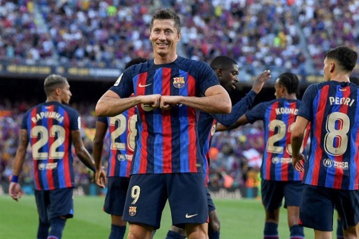 Striker Barcelona Robert Lewandowski berselebrasi usai membobol gawang Real Valladolid pada laga pekan ketiga Liga Spanyol 2022-2023 yang digelar di Stadion Camp Nou, Senin (29/8/2022) dini hari WIB.