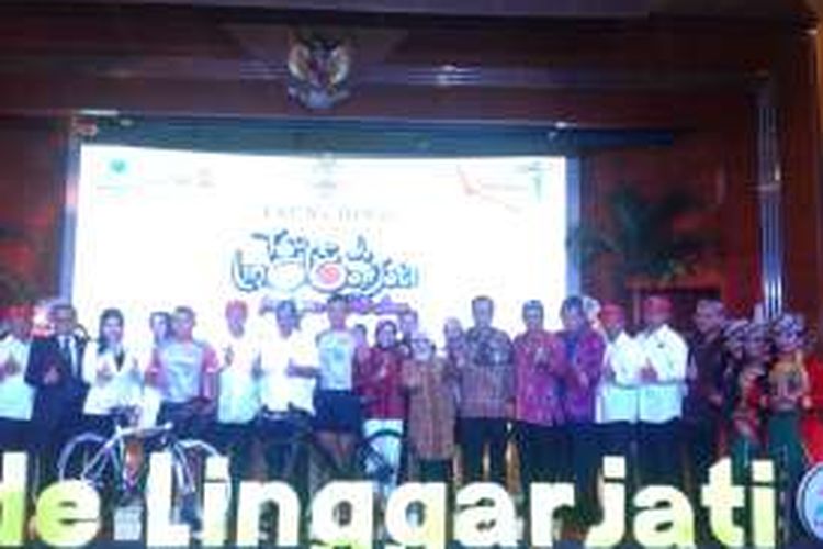 Peresmian acara balap sepeda Tour de Linggarjati oleh Menteri Pariwisata Arief Yahya, Bupati Kuningan Acep Purnama beserta jajaran Kementerian Pariwisata dan camat-camat Kabupaten Kuningan di Balairung Soesilo Soedarman Gedung Sapta Pesona Kementerian Pariwisata, Jakarta, Selasa (13/9/2016).