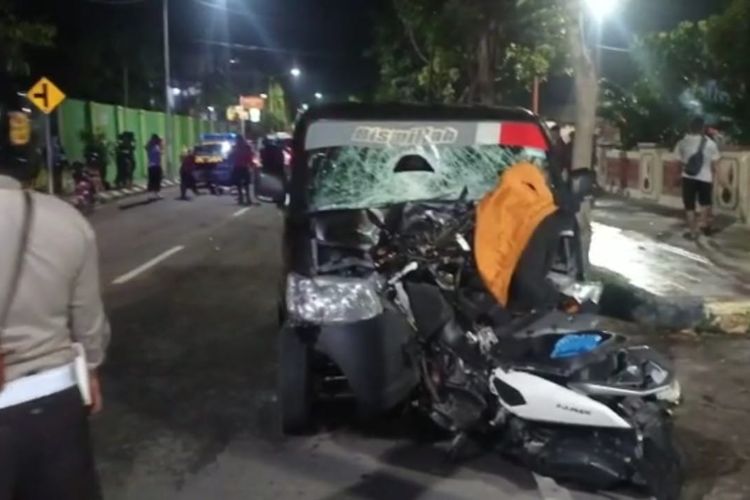 BERTABRAKAN—Inilah kondisi mobil pick up dan sepeda motor Yamaha N-Max yang bertabrakan di Jalan Serayu, Kelurahan Pandean, Kota Madiun,Jawa Timur, Rabu (23/11/2022) malam.