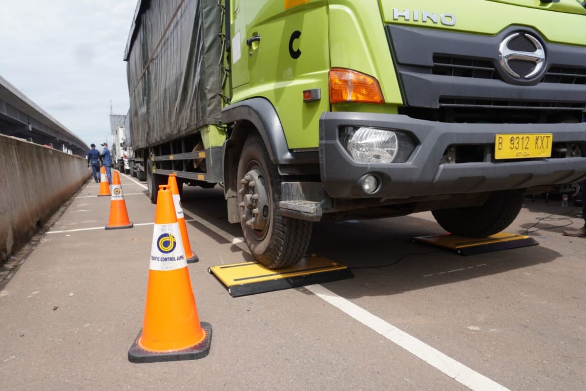 Razia ODOL di Tol Jakarta-Cikampek jelang Nataru 2020-2021