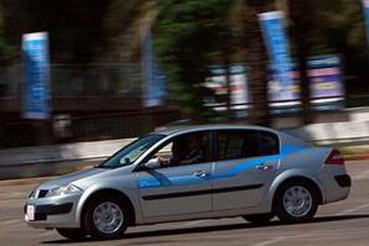 Mobil elektrik Renault yang dipamerkan di Tel Aviv pertengahan Mei 2008. Mobil ini dibangun atas kerjasama Renault dan Nissan.