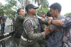 Demo Mahasiswa Berujung Bentrok dengan Satpol PP, Dua Orang Terluka