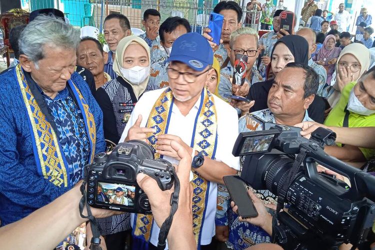 Menteri Perdagangan Zulkifli Hasan saat bertemu dengan pengrajin tempe - tahu di Bandar Lampung, Jumat (30/9/2022).