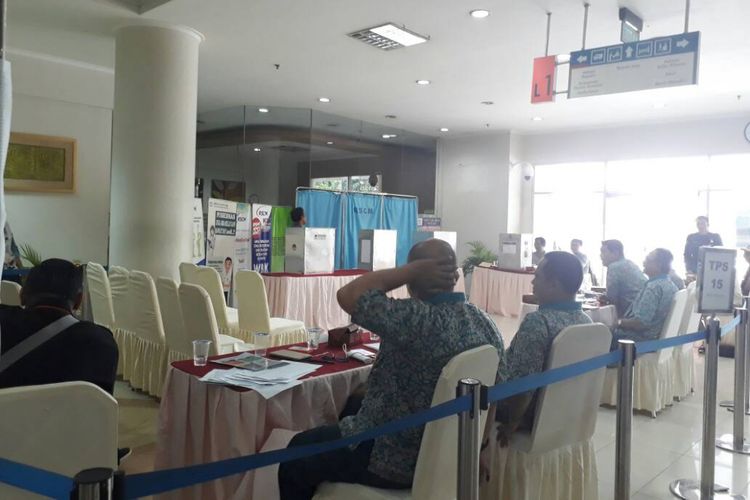 Suasana TPS 15 di lobi Gedung A Rumah Sakit Cipto Mangunkusumo, Jakarta Pusat, Rabu (19/4/2017).