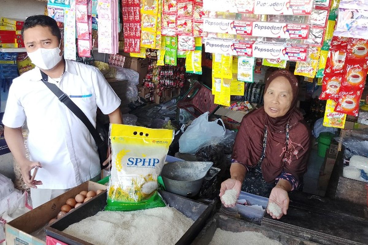 Pedagang beras Nur A menunjukan beras Stabilisasi Pasokan Harga Pangan (SPHP) Bulog di Pasar Martoloyo, Kota Tegal, Jawa Tengah, Senin (28/8/2023)