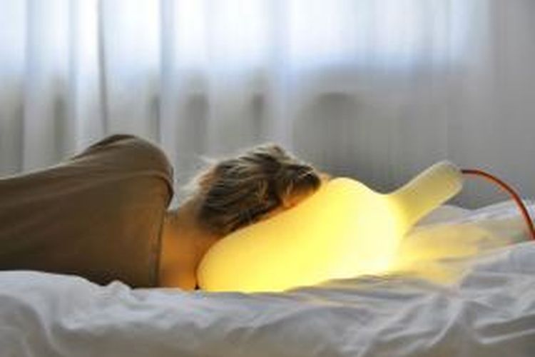 Lampu ini menggunakan lampu hemat energi yang diamankan dengan sebuah 