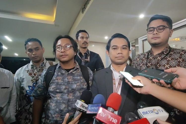 Kuasa hukum Narasi, Ade Wahyudin di Lobi Bareskrim Mabes Polri, Jakarta, Jumat (30/9/2022).