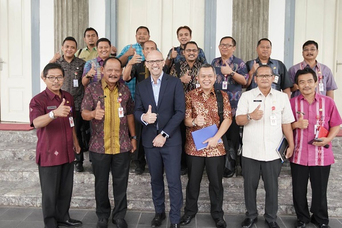 Pejabat Sekretaris Daerah Kota Semarang Agus Riyanto berfoto bersama Benjamin Giles, perwakilan Pemerintah Kota Queensland, Australia, di Semarang, Selasa (29/1/2019). 