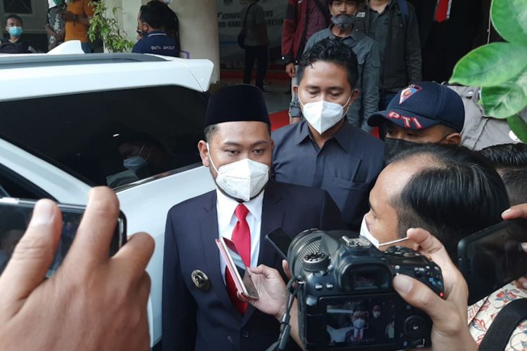 Bupati Gresik Fandi Akhmad Yani saat memberikan keterangan kepada awak media di halaman gedung DPRD Gresik, Sabtu (6/3/2021).
