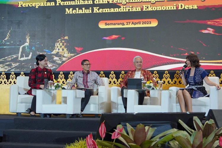 Menteri Pariwisata dan Ekonomi Kreatif (Menparekraf) Sandiaga Salahuddin Uno bersama Gubernur Jawa Tengah Ganjar Pranowo hadir dalam Rakorda serta Rapat Pleno TPKAD yang dihelat oleh Otoritas Jasa Keuangan (OJK) di Semarang, Jawa Tengah, Kamis (27/4/2023).
