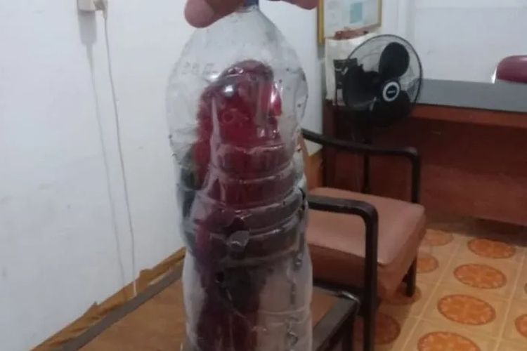 Burung Nuri Ternate dalam botol air mineral diamankan Petugas di KM. Dorolonda. (ANTARA/HO-BKSDA Maluku)