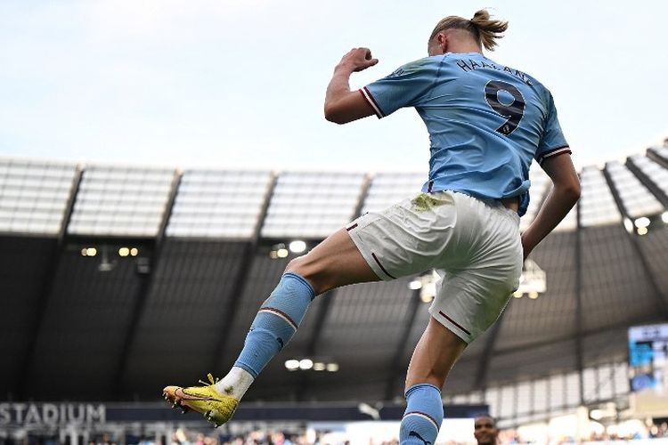 Erling Haaland cetak gol ke gawang Brighton pada laga lanjutan Liga Inggris 2022-2023. Laga Man City vs Brighton berakhir dengan skor 3-1 untuk kemenangan tuan rumah. (Photo by Oli SCARFF / AFP) 