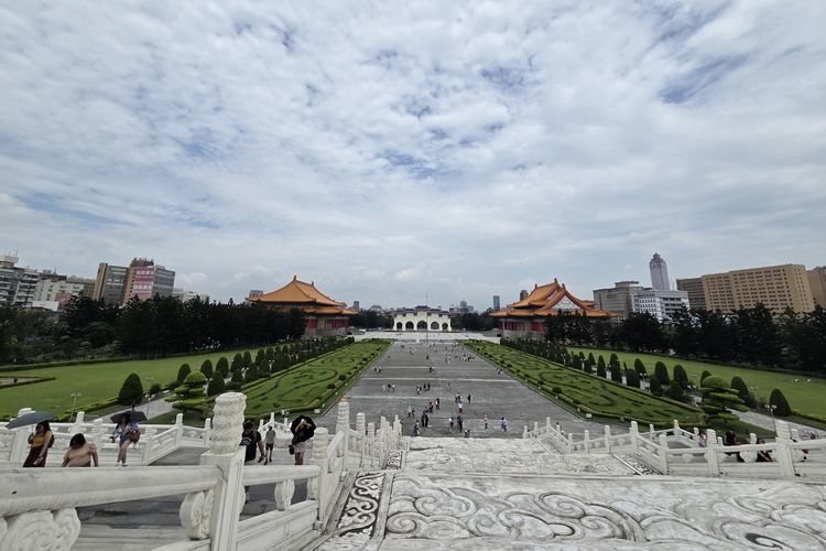 Area Chiang Kai-shek Memorial Hall di Taipei dalam jepretan kamera ultrawide 12 MP Galaxy S25 Edge.