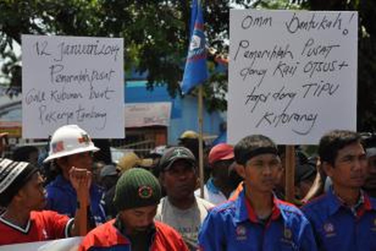 Sebuah pamflet yang berisi kecaman terhadap UU No 4 Tahun 2009 tentang pertambangan dan mineral yang dibawa oleh pengunjuk rasa di halaman kantor DPRD Mimika, Senin (6/1/2014). Sekitar 1500 perwakilan dari 31000 pekerja di areal pt freeport indonesia menggelar unjuk rasa meminta dprd mimika mengeluarkan rekomendasi penundaan pelaksanaan UU Minerba.
