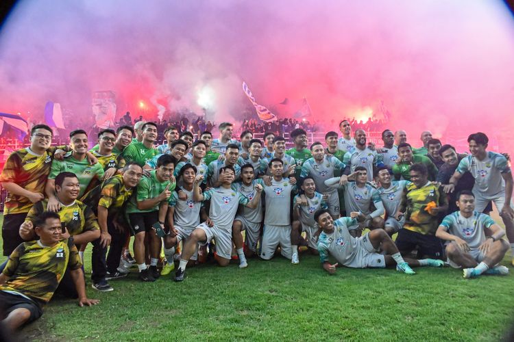 Pemain Persib Bandung mendapatkan dukungan dari ribuan Bobotoh di latihan Selasa (28/5/2024) di Stadion Persib, Sidolig, Bandung. Dukungan jelang tandang final Championship Series Liga 1 2023-2024 melawan Madura United, di Gelora Bangkalan.