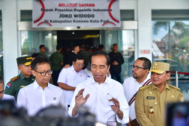 Presiden Joko Widodo memberikan keterangan pers usai mengunjungi Badan Layanan Umum Daerah (BLUD) Rumah Sakit Konawe di Sulawesi Tenggara dalam keterangannya, Selasa (14/5/2024). 
