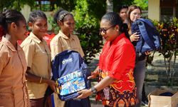 Peringati Hardiknas 2026, Bank Mandiri Salurkan 2.800 Paket Buku dan Tas Sekolah