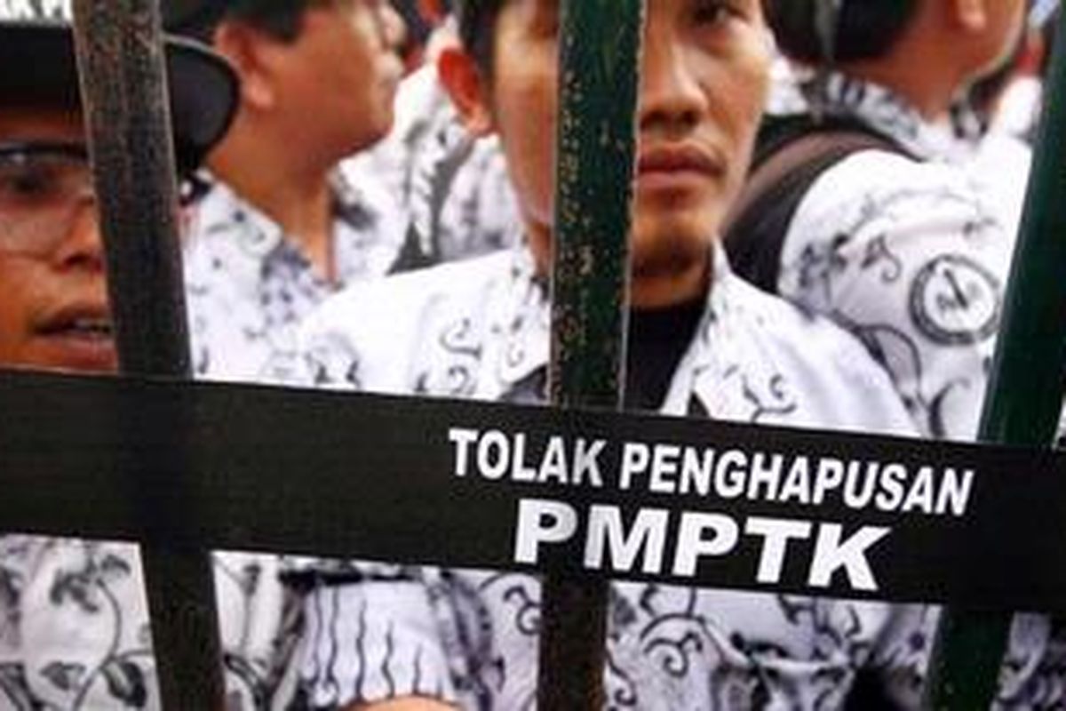 Ribuan guru yang tergabung dalam Persatuan Guru Republik Indonesia (PGRI) menggelar aksi di depan komplek Parlemen Senayan, Jakarta Pusat, Selasa (11/5/2010). Mereka menuntut pencabutan Peraturan Presiden (Perpres) No 24 Tahun 2010 yang menghapus Direktorat Jenderal Peningkatan Mutu Pendidik dan Tenaga Kependidikan (Ditjen PMPTK) karena melecehkan nasib guru honorer, guru bantu dan guru tidak tetap. 