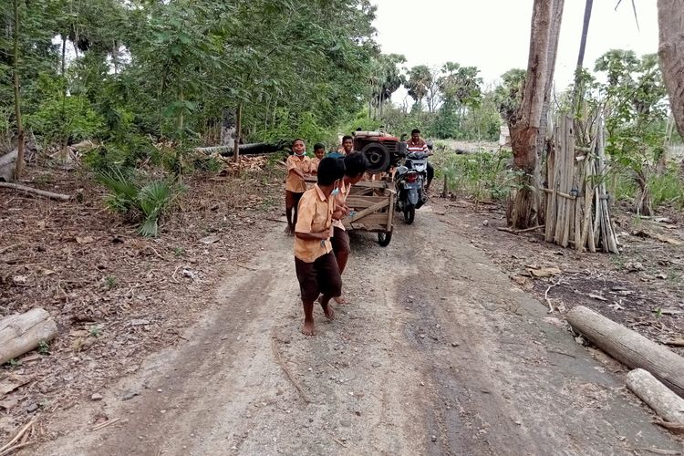 Siswa-siswi Sekolah Dasar Inpres (SDI) 92 Bean, Desa Bean, Kecamatan Buyasari, Kabupaten Lembata, NTT, menuju lokasi pelaksanaan ANBK, pada Senin hingga Selasa (15-16/11/2021).