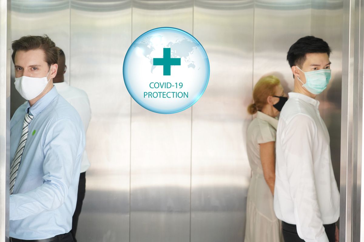 Ilustrasi menggunakan lift atau elevator di kantor saat pandemi Covid-19 untuk mencegah agar tidak tertular virus corona baru, SARS-CoV-2. Lakukan jaga jarak (physical distancing) dan hindari berbicara di dalam lift.