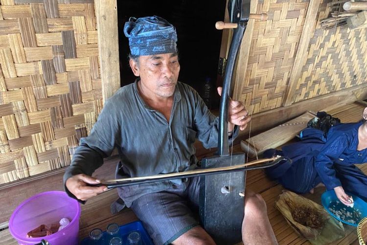 Ki Pantun Saat Memainkan Alat Musik Rendo di kediamannya di Kampung Kadugede, Desa Kanekes beberapa waktu lalu.