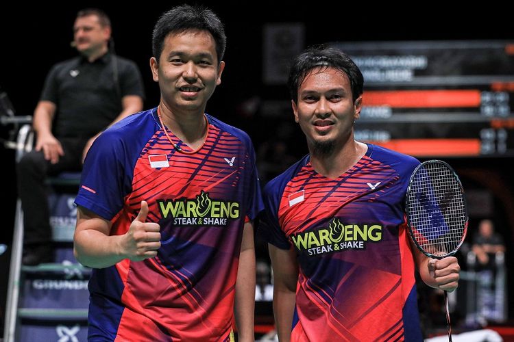 Mohammad Ahsan/Hendra Setiawan usai memastikan kemenangan pada babak pertama atau 32 besar Denmark Open 2022 di Jyske Bank Arena, Odense, Denmark, Selasa (18/10/2022). Terkini. Ahsan/Hendra akan berlaga pada turnamen Malaysia Open 2023 yang dimulai pada Selasa (10/1/2023).