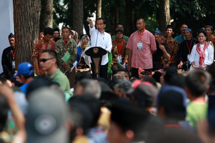 Presiden Joko Widodo saat menyerahkan Surat Keputusan Perhutanan Sosial di Kabupaten Cianjur, Jawa Barat, Jumat (8/2/2019).