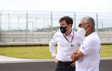 Dirut Mandalika Grand Prix Association (MGPA), Priandhi Satria (kanan), bersama Managing Director Dorna Sports, Carlos Ezpeleta (kiri) sedang meninjau Sirkuit Mandalika pada hari kedua tes pramusim MotoGP 2022, Sabtu (12/2/2022).