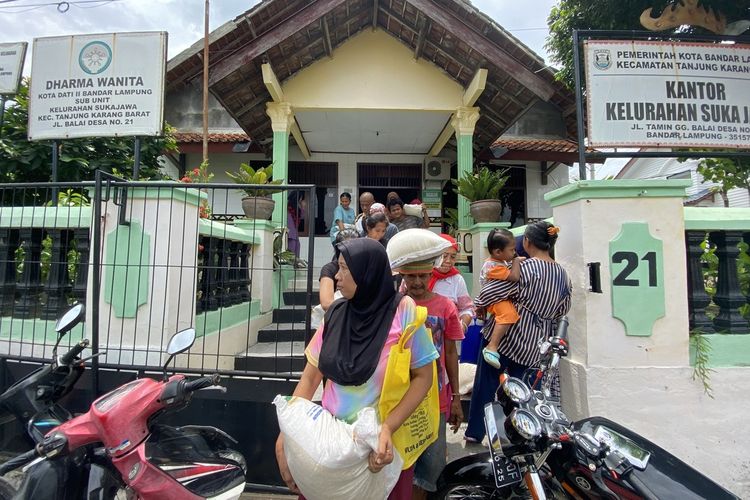 Para warga penerima beras bantuan di Kelurahan Sukajawa, Kecamatan Tanjung Karang Barat, Rabu (28/2/2024).