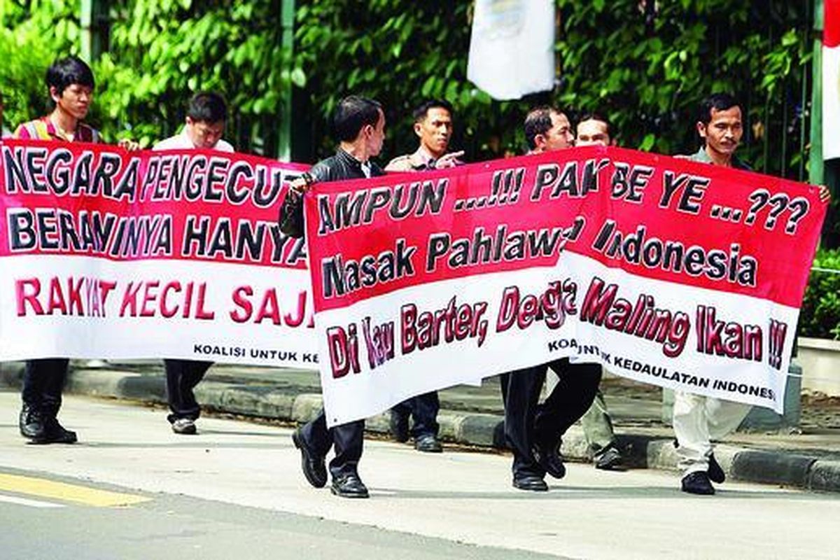Aktivis yang tergabung dalam Koalisi untuk Kedaulatan Indonesia berunjuk rasa di depan Gedung Kementerian Luar Negeri, Jakarta, Kamis (19/8). Mereka menolak barter maling ikan asal Malaysia dengan petugas KKP. Mereka menganggap perlakuan tersebut melecehkan bangsa.