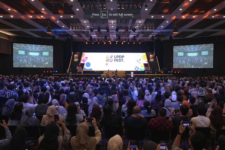 Momen Menteri Pendidikan, Kebudayaan, Riset, dan Teknologi Nadiem Makarim salah podium untuk berpidato dalam acara LPDP Fest di Kota Kasablanka, Jakarta, Kamis (3/8/2023).