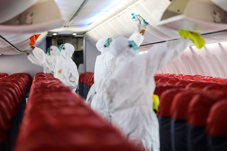 Petugas kebersihan bandara menyemprotkan cairan di bagian kabin pesawat Lion Air Boeing 737-800 di Bandara Soekarno Hatta, Tangerang, Banten (17/3/2020). Lion Air Grup melakukan sterilisasi pesawat sebagai langkah pencegahan dalam menghadapi wabah penyakit akibat virus Covid-19.