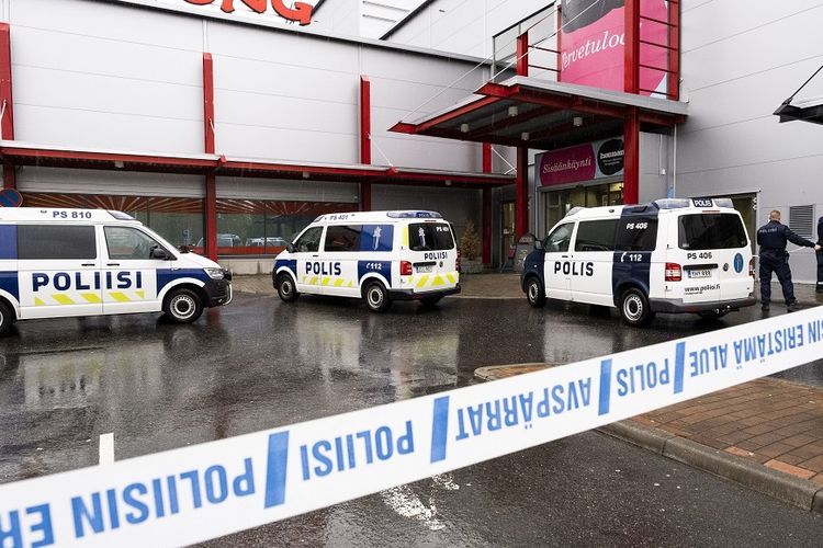 Mobil polisi terlihat di luar pusat perbelanjaan di Savo Vocational College, kota Kuopio, Finlandia, di mana terjadi aksi penyerangan yang menewaskan satu orang, Selasa (1/10/2019).