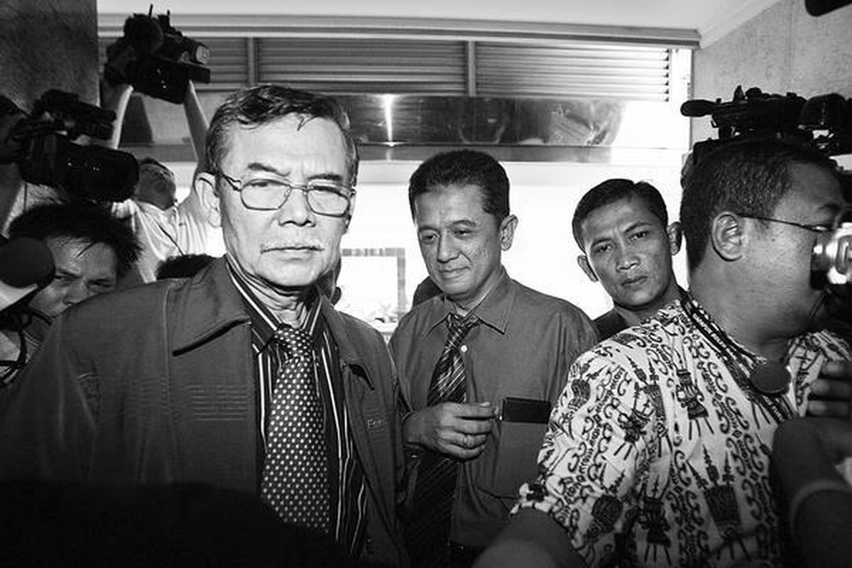 Pimpinan Komisi Pemberantasan Korupsi, Bibit Samad Rianto (kiri) dan Chandra M Hamzah (tengah), tiba di Gedung Badan Reserse Kriminal Mabes Polri, Jakarta, Rabu (16/9). Mereka kembali diperiksa sebagai tersangka penyalahgunaan wewenang.