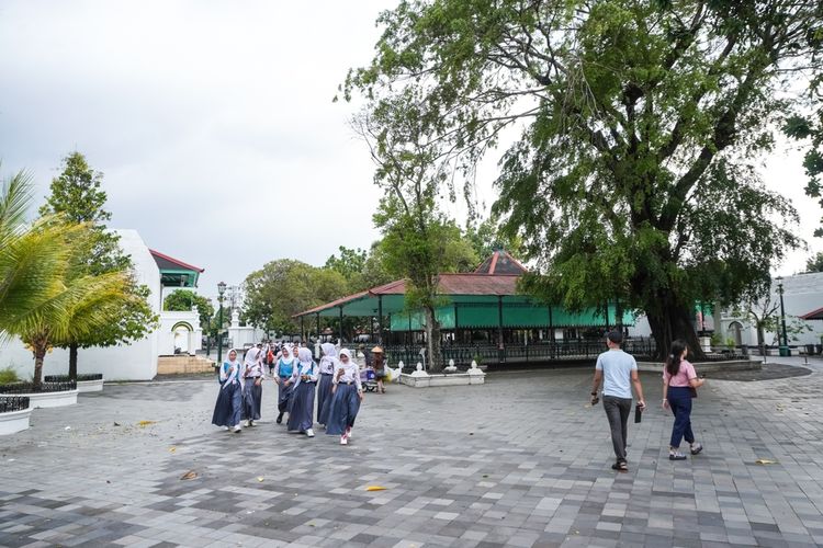 Ilustrasi pelajar yang studi tur ke Keraton Yogyakarta di Daerah Istimewa Yogyakarta (DIY).