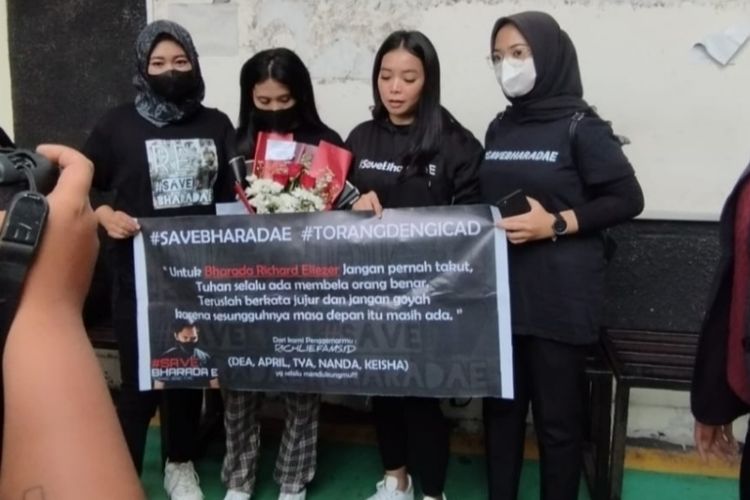 Empat perempuan yang menggunakan baju serempak berwarna hitam mendatangi Pengadilan Negeri (PN) Jakarta Selatan pada Selasa (18/10/2022) pagi. Mereka mengaku merupakan fans dari Bharada E yang sedang menjalani sidang perdana kasus pembunuhan berencana Brigadir J.