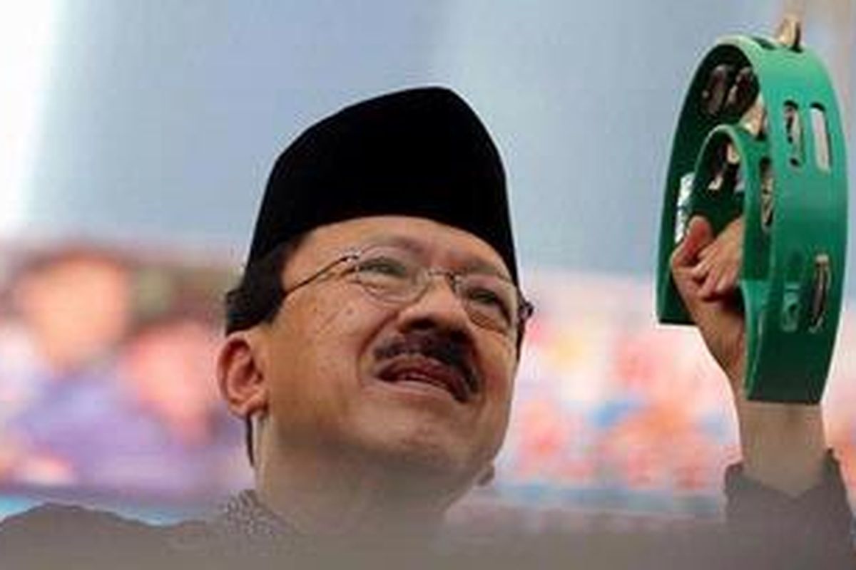 Calon Gubernur DKI Jakarta, Fauzi Bowo, saat melakukan kampanye terbuka di Syadion Soemantri Brodjonegoro, Jakarta Selatan, Sabtu (30/6/2012).  