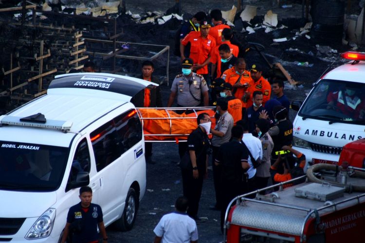 Petugas PMI dan Basarnas mengevakuasi jenazah korban kebakaran pabrik kembang api di Kosambi, Tangerang, Banten, Kamis (26/10/2017). Kebakaran yang diduga akibat dari ledakan salah satu tempat pembuatan kembang api yang baru beroperasi dua bulan ini menewaskan setidaknya 47 orang karyawan dan puluhan lainnya terluka bakar.