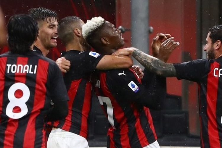 Skuad AC Milan saat merayakan gol ke gawang Spezia pada lanjutan ketiga Liga Italia di Stadion San Siro, Minggu (4/10/2020) malam WIB.