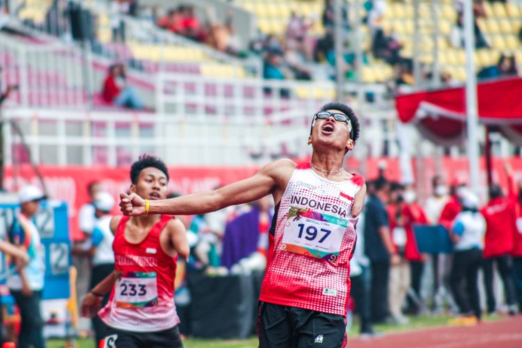 Atlet para atletik Indonesia, Figo Saputro, meraih medali emas ASEAN Para Games 2022 di Stadion Manahan, Solo, Selasa (2/8/2022).