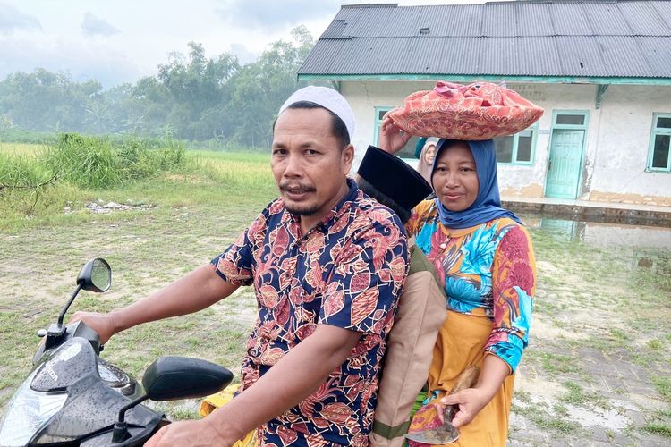 Seorang suami mengantarkan isterinya ke rumah salah satu tokoh masyarakat di Desa Trasak, Kecamatan Larangan, Kabupaten Pamekasan, untuk mengantarkan makanan menjelang Ramadhan. Tradisi mengantarkan makanan ke sesama warga ini disebut dengan tradisi Ter Ater.