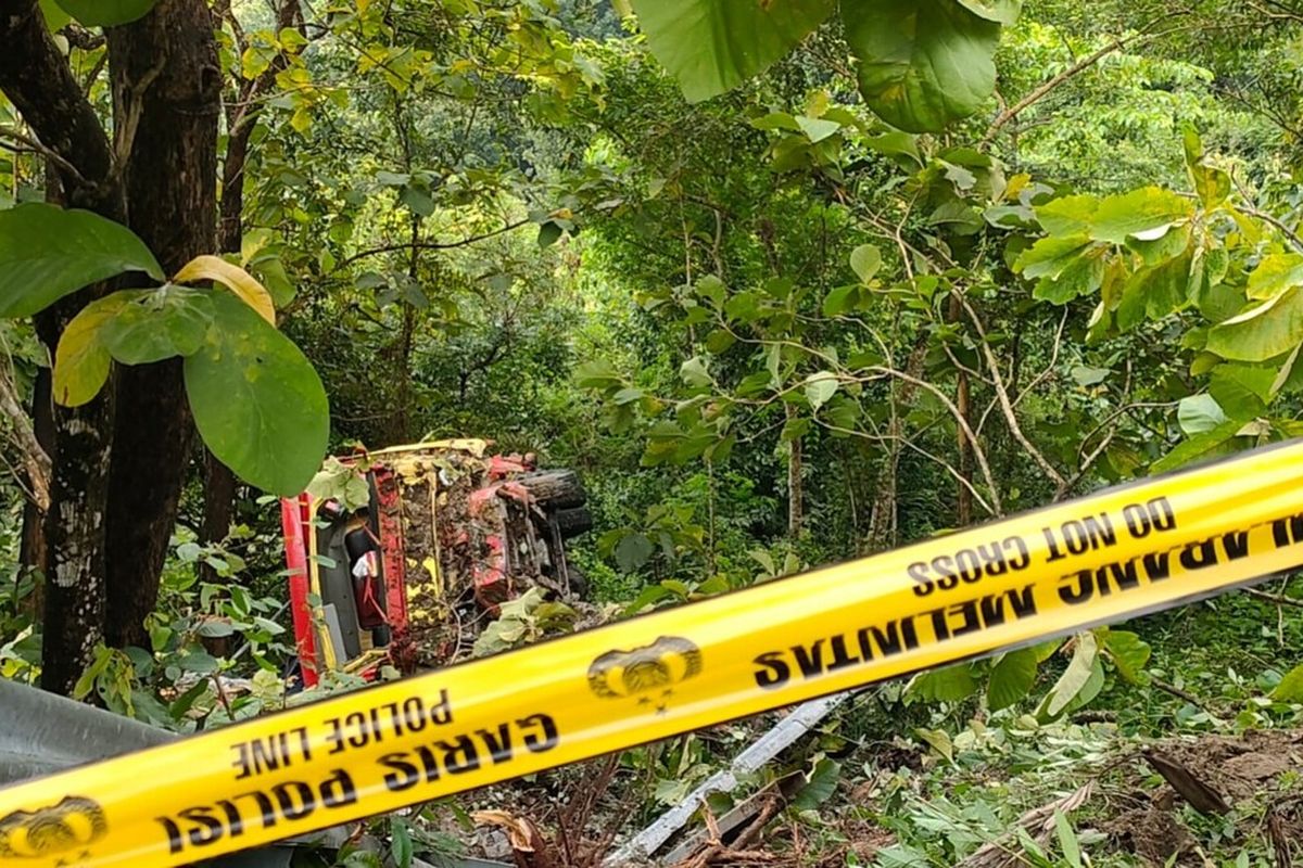 Truk masuk jurang di Tanjakan Bundelan, Ngawen, Gunungkidul, Senin (30/1/2023)