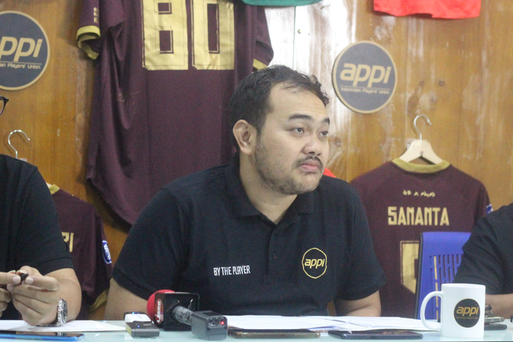 APPI memberikan keterangan pers terkait status penyelesaian hak-hak para pesepak bola Liga 2, Jumat (1/9/2023). Dalam foto adalah M.Hardika Aji, CEO APPI.