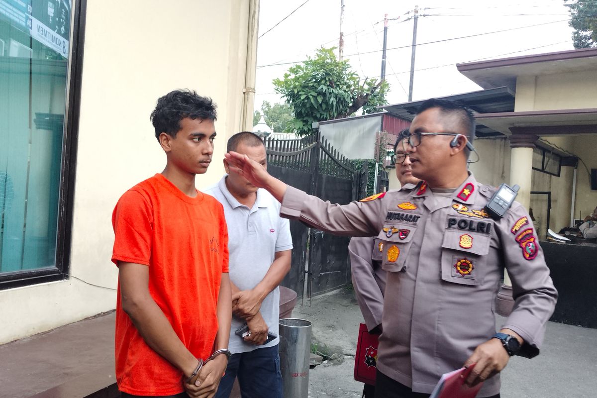 Arkan Satria Sitepu alias Atok (18) dihadirkan saat polisi menggelar konferensi pers di Polsek Sunggal pada Selasa (3/12/2024)