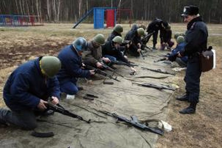 Seorang perwira militer Ukraina (berdiri) sedang memberi pelatihan pengenalan senjata kepada para rekrutan baru. Ketegangan di Ukraina terus meningkat, tak hanya saling gertak militer, saling ancam sita aset juga mewarnai kebuntuan politik di negeri itu.