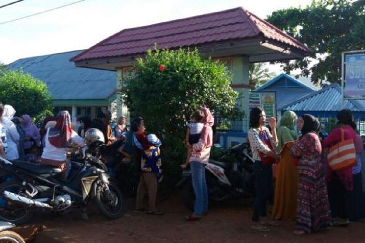 Puluhan orangtua mengantarkan anaknya di hari pertama masuk sekolah, Senin (18/7/2016).