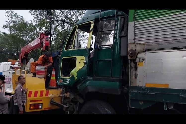 Satu unit truk boks berukuran besar menabrak sejumlah mobil dan motor di beberapa ruas jalan Kota Tangerang, Kamis (31/10/2024).