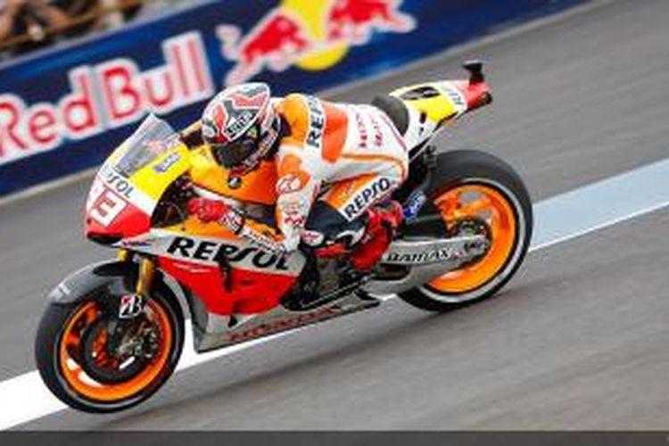 Pebalap Honda, Marc Marquez memacu motornya di Indianapolis Motor Speedway, pada sesi latihan bebas kedua GP Indianapolis, Jumat (16/8/2013).