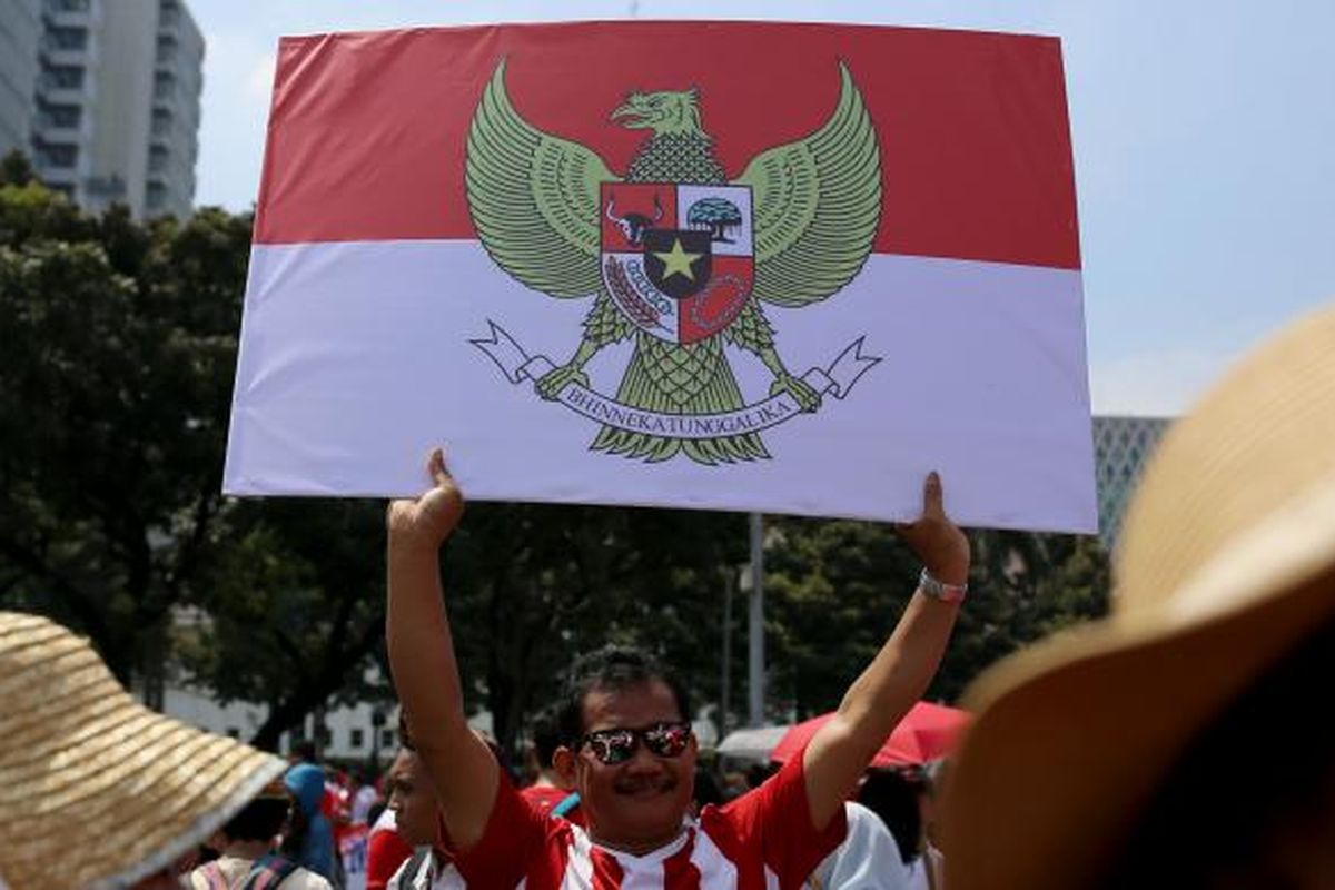 Ratusan warga dari berbagai wilayah berkumpul untuk mengikuti Parade Bhineka Tunggal Ika di kawasan Patung Kuda, Jalan MH Thamrin, Jakarta Pusat, Sabtu (19/11/2016). Warga mengikuti Parade Bhinneka Tunggal Ika untuk merekatkan kembali rasa persatuan bangsa dan juga menjadi momentum refleksi atas sejumlah kejadian yang terjadi beberapa waktu belakangan, seperti pengeboman Gereja Oikumene, Sengkotek, Samarinda, Kalimantan Timur, pada 13 November 2016.